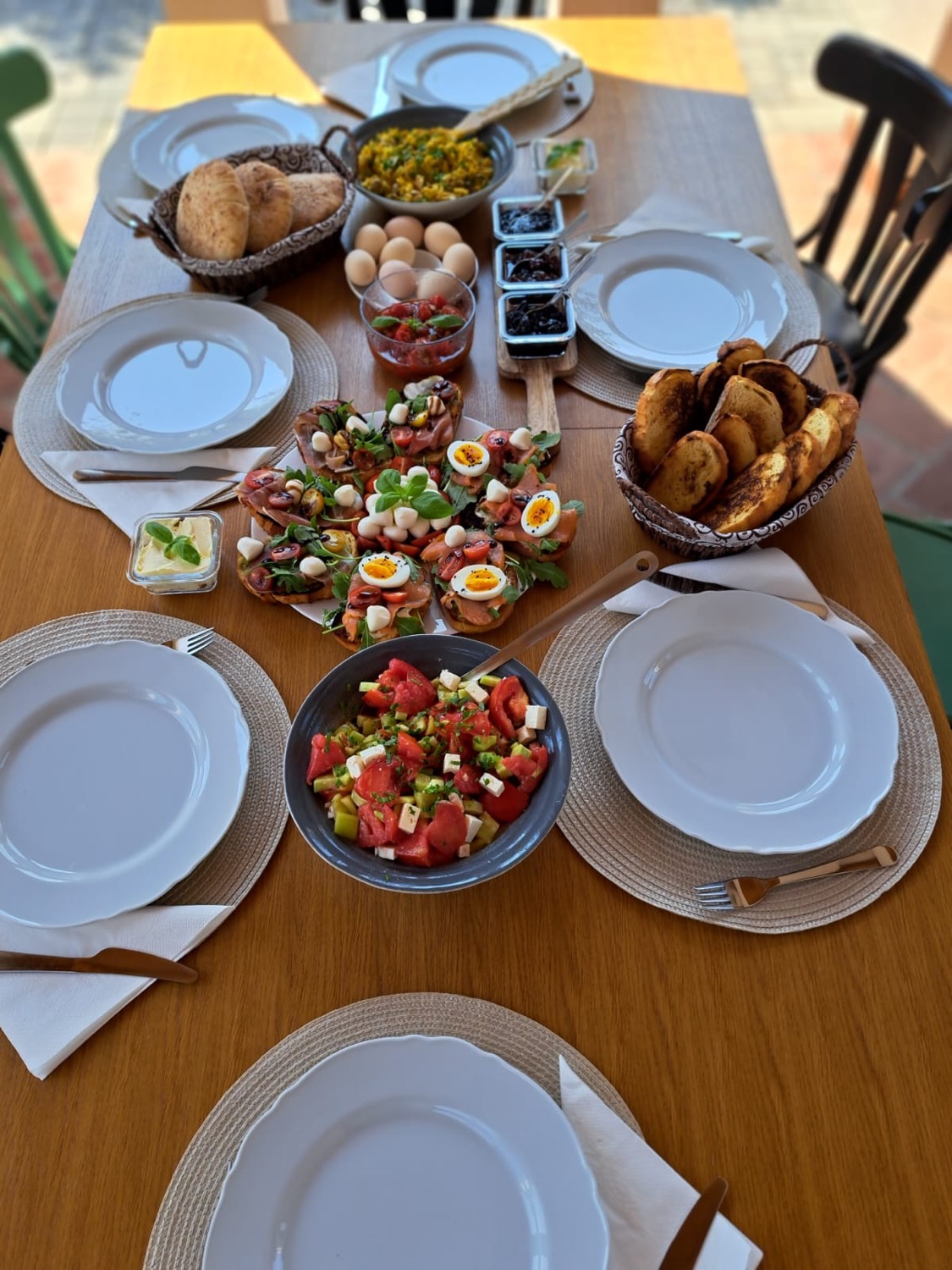 Bruschete, ouă fierte și salată de roșii