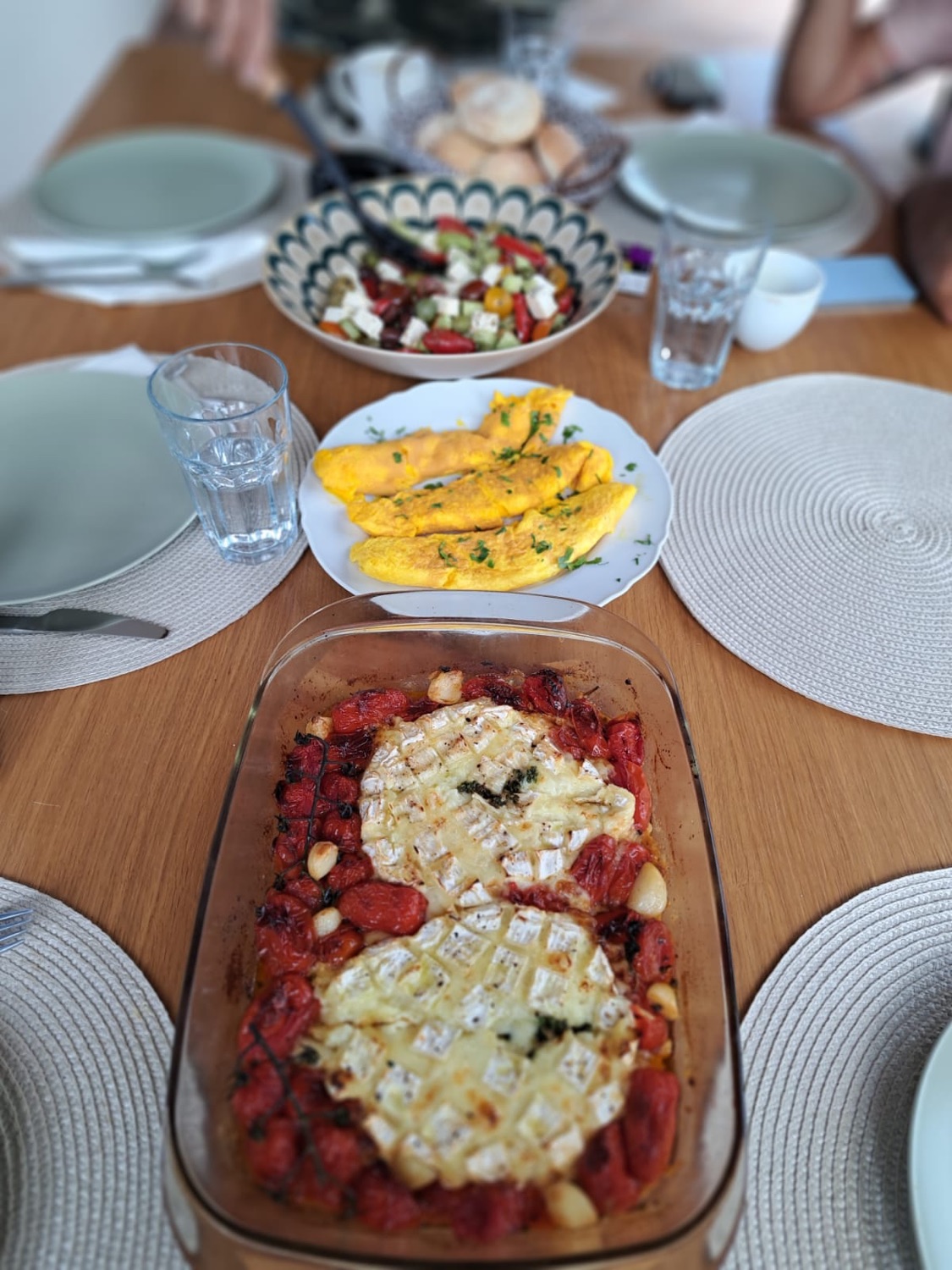 Camembert copt cu roșii cherry și omletă