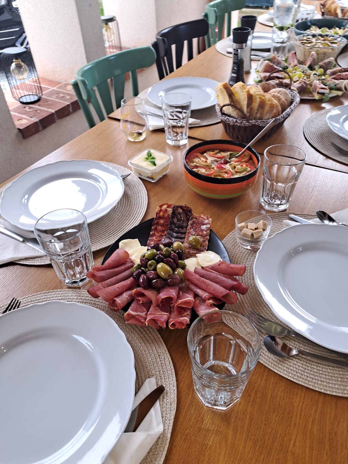 Platou de mezeluri cu măsline și salate de casă