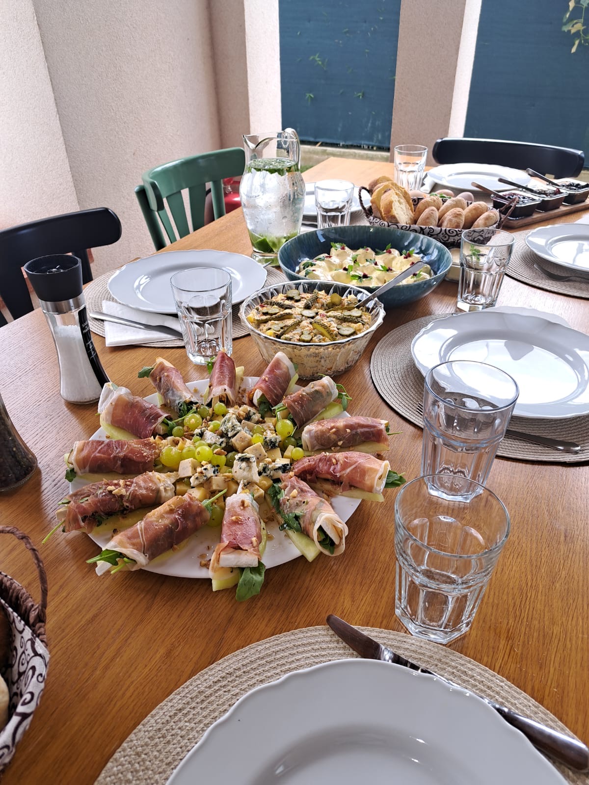 Rulouri cu prosciutto, brânzeturi, struguri și salate