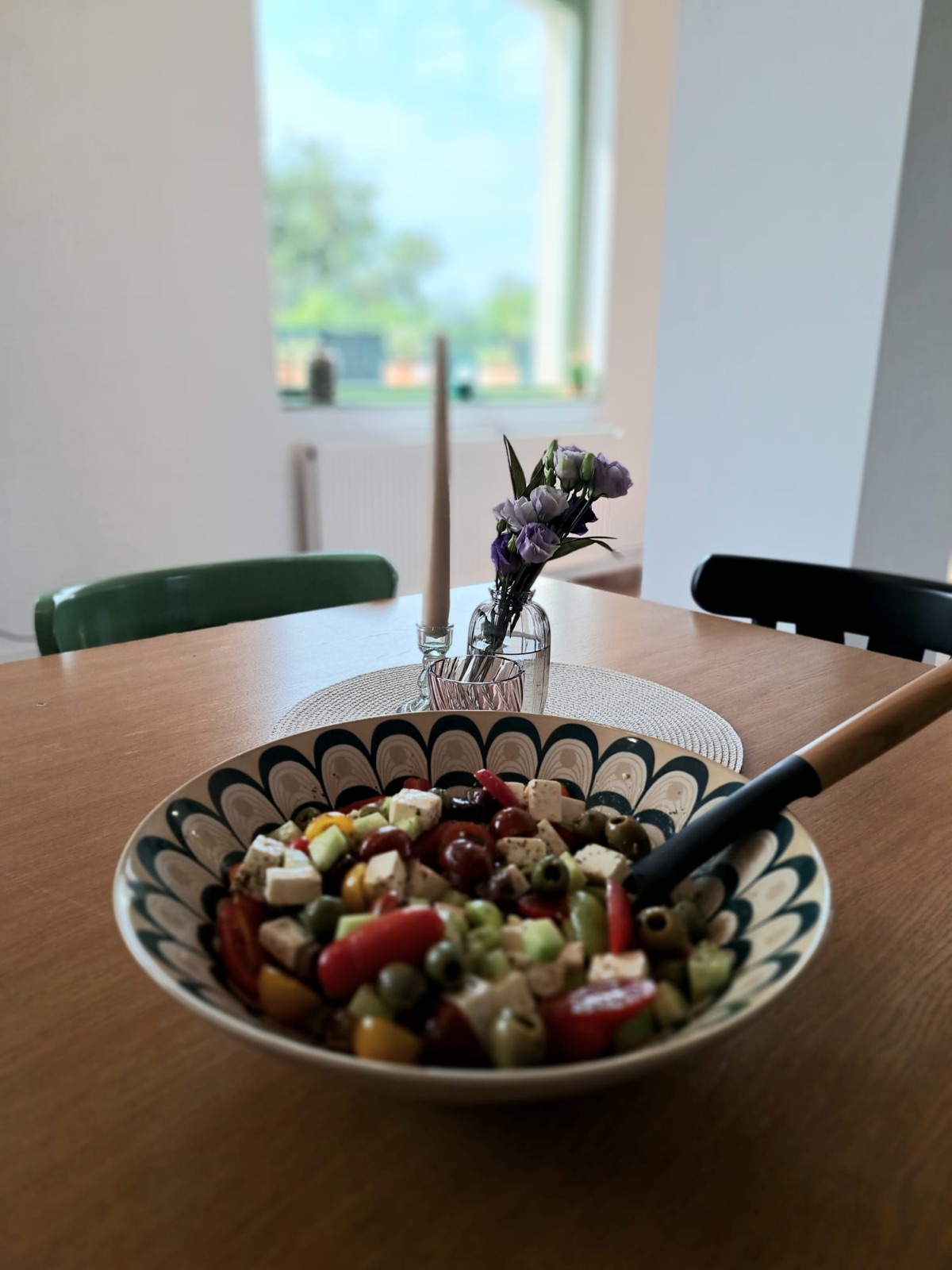 Salată cu brânză, roșii cherry și măsline